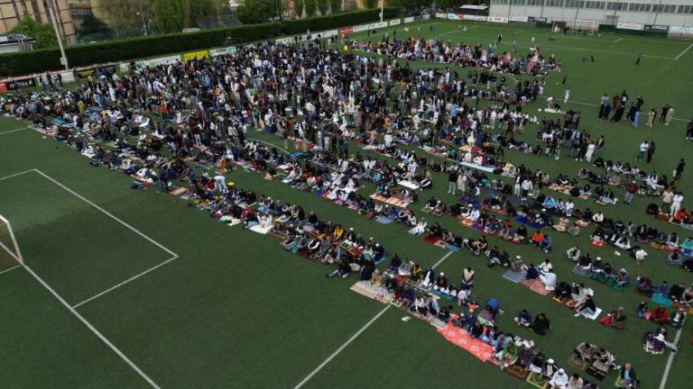 Muslimani praznujejo konec ramadana, tudi v silosu