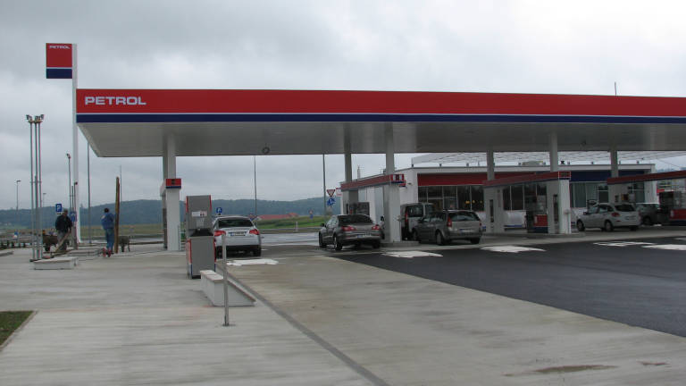 V Sloveniji kmalu cenej&scaron;i bencin?