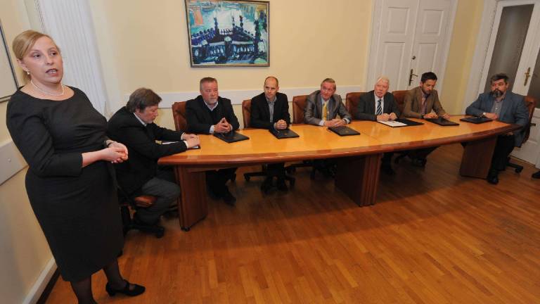 Nova knjigarna pred koncem poletja?