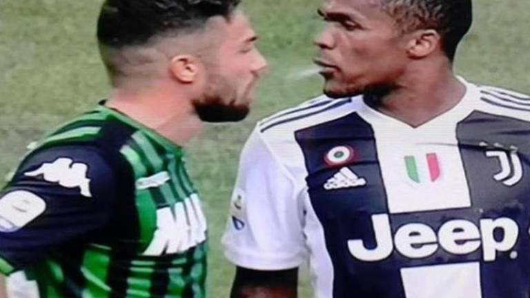 Douglas Costa se je opravičil za pljunek