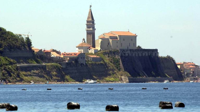 Več turistov
