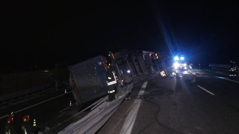 Tovornjak obstal na boku