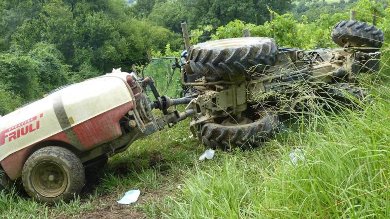 Mo&scaron;ki ujet pod traktorjem