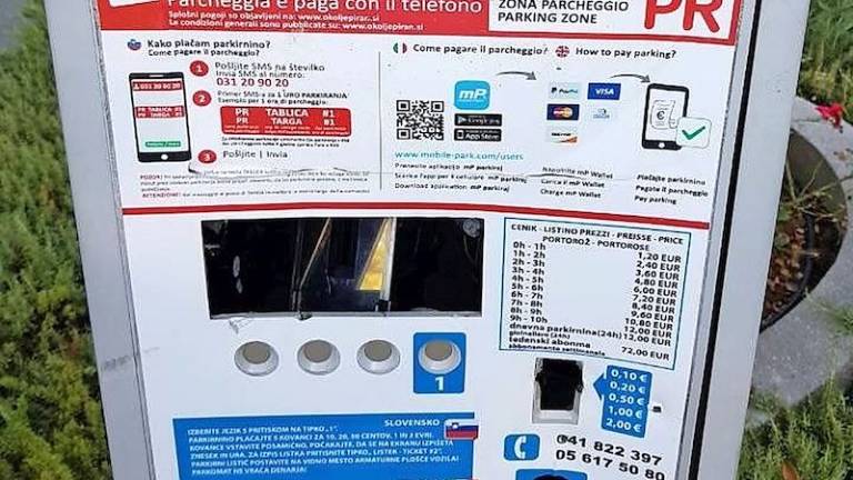 S težkim orodjem po&scaron;kodovali parkirne avtomate