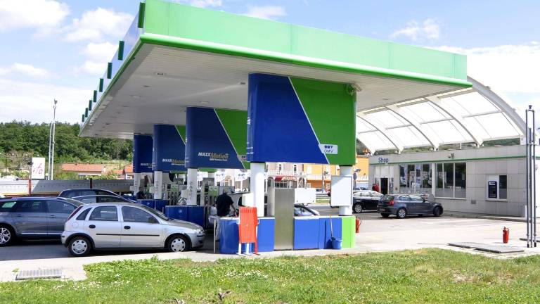 Rop na bencinskem servisu na &Scaron;kofijah