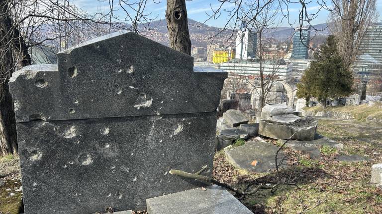 Skoraj štiri leta granat, smrti in črnega humorja