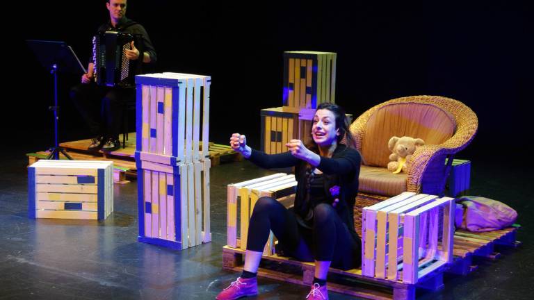 Lara in prigode slončka Babarja