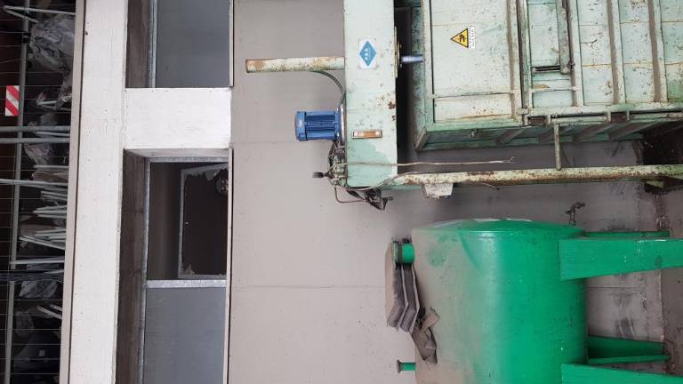 Vlomili v dva avtoodpada