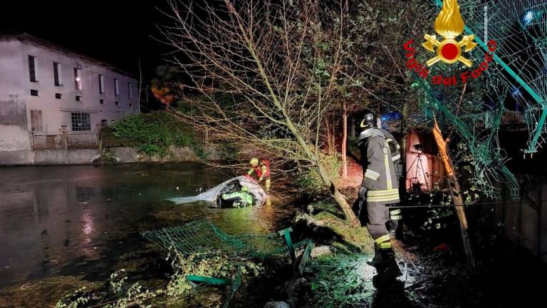 Z avtom v jezero, umrl 29-letni voznik