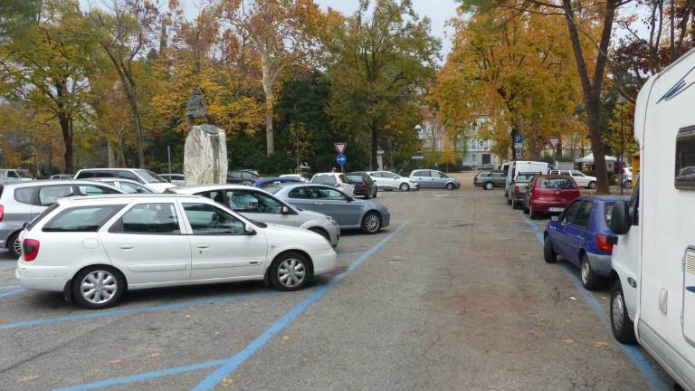 Na območju nekdanje tržnice plačljivo parkiranje