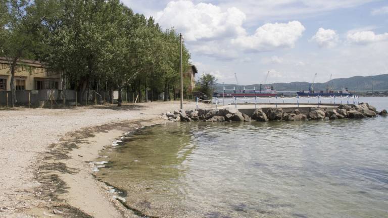 Plažo končno vrnili kopalcem