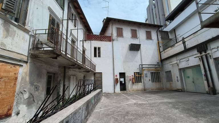 Tržiško gledališče z dodatnimi prostori