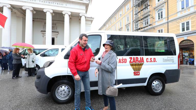 Fundacija CRTrieste podarila devet kombijev