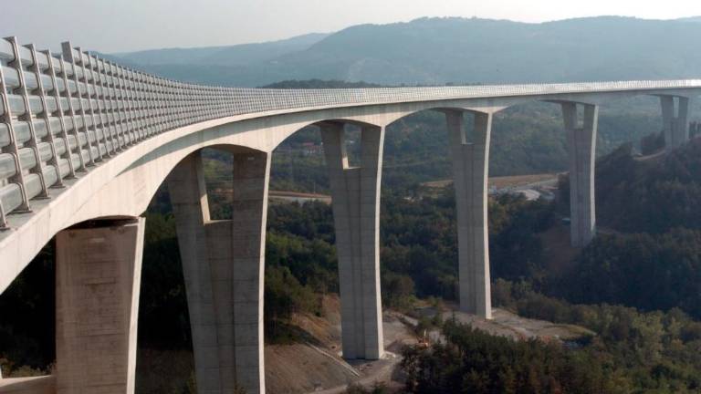 Zaprta primorska avtocesta pri Dekanih