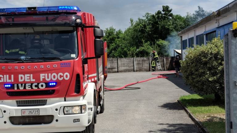 Zgorela dostavno vozilo in nadstre&scaron;ek