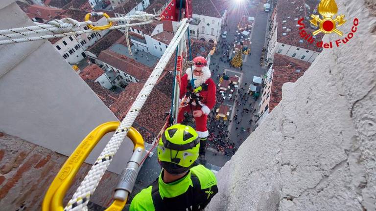 Božiček se je spustil s 70-metrskega zvonika (foto in video)