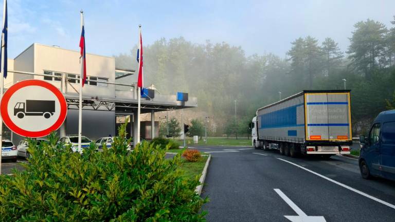 Polpriklopnika sta vozila brez vozniške