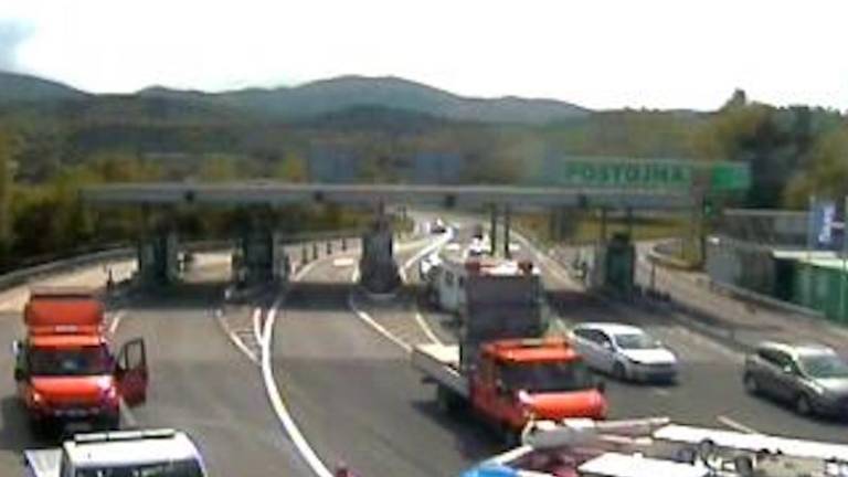 Goreče vozilo na primorski avtocesti