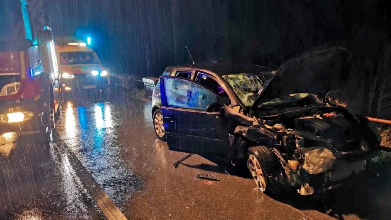 Pod vplivom mamil v nalivu silovito trčila v zid