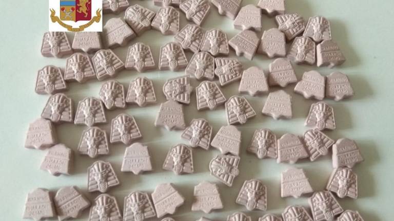 Zasegli 75 tabletk ecstasyja s faraonovim portretom