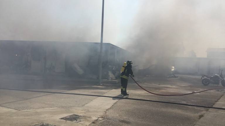 Požar uničil avtocestni logistični center tretjega voznega pasu