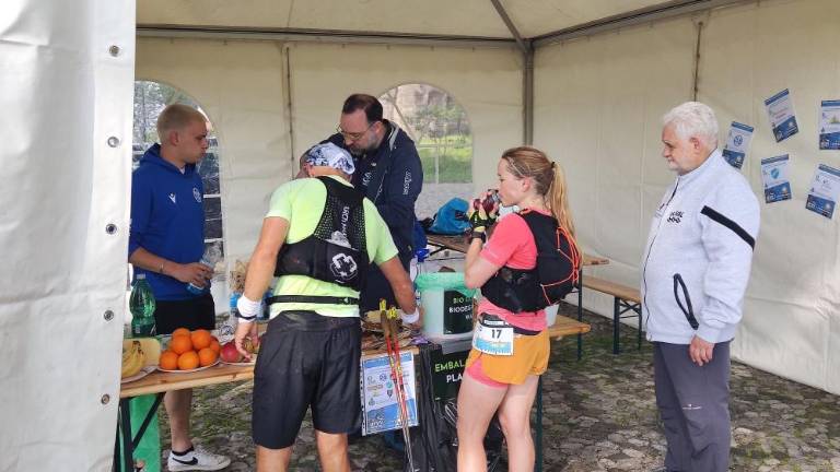 Z okrepčevalno postajo pomagali tekačem