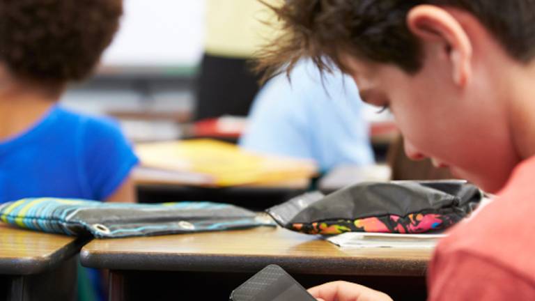 V Franciji za prepoved mobilnih telefonov v &scaron;olah