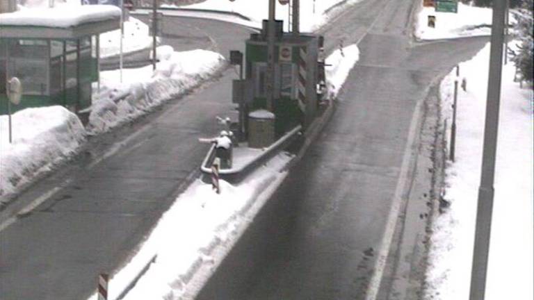 V Sloveniji težave zaradi snega in poledice