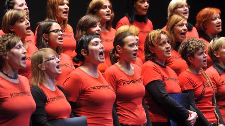 Ženski pevski zbor Kombinat v Parizu