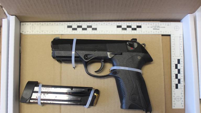 Partnerki grozil z orožjem