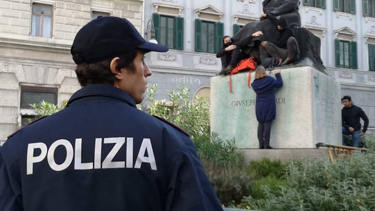 Policistov v Trstu kar mrgoli