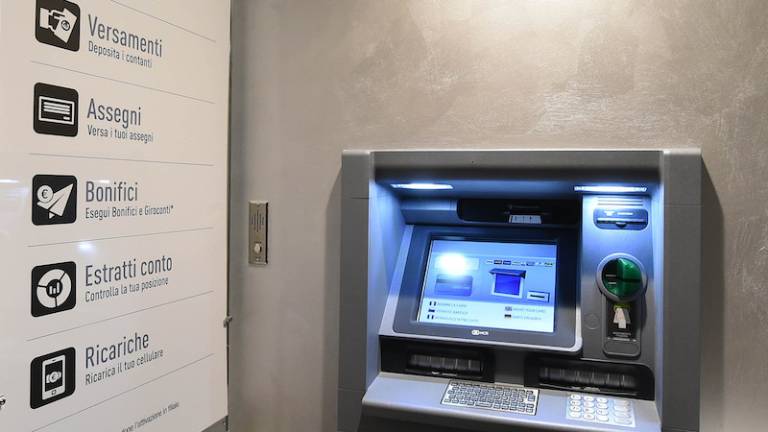 Manj bank, več denarja