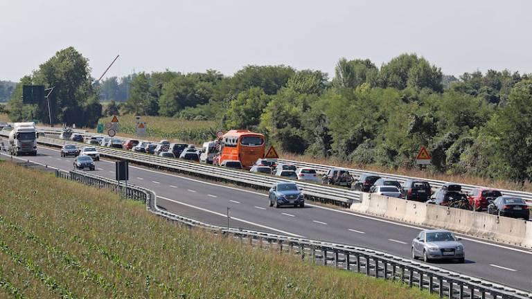 Na avtocesti A4 nastajajo dalj&scaron;i zastoji