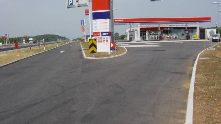 Prerezali so pnevmatiko in ukradli denar