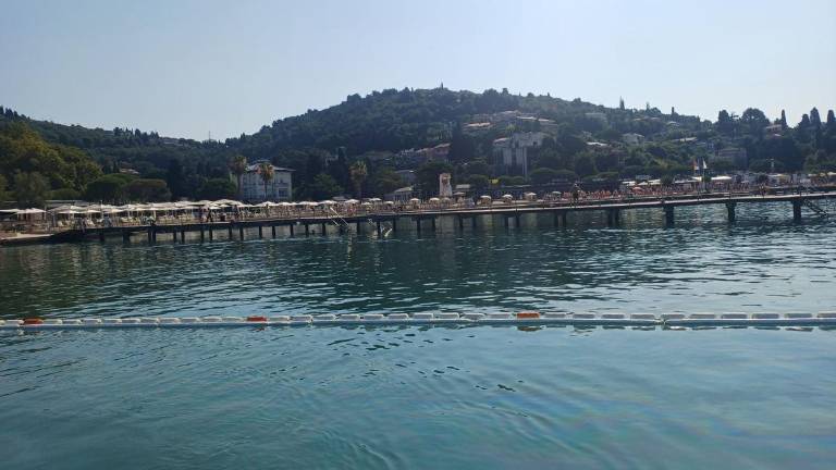 Zaradi razlitja goriva prepovedano kopanje na portoroški plaži