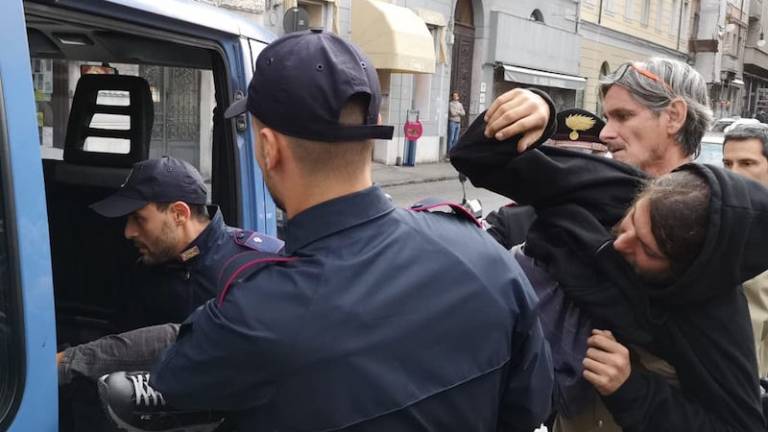 Pridržali osebi, ki sta splezali na Verdijev kip