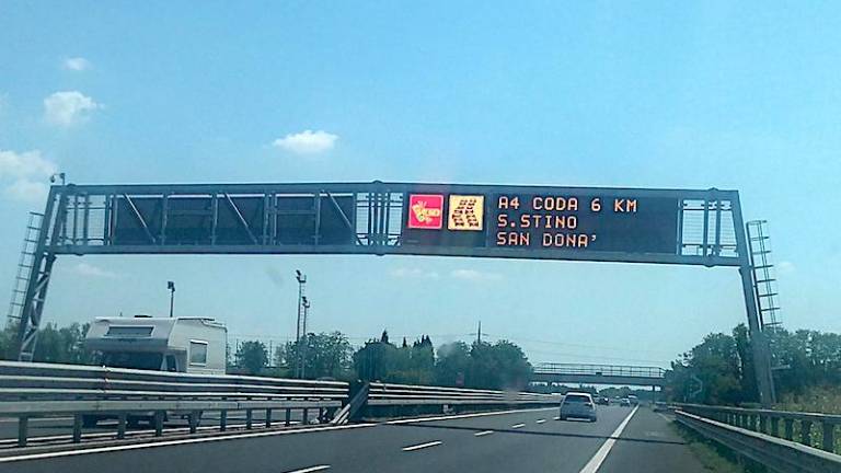 Na avtocesti A4 zastoji zaradi nesreče