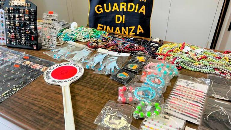 Zasegli bižuterijo, električno opremo in ovitke za mobilnike v vrednosti 22.000 evrov