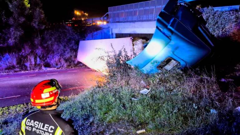 Tovornjak zapeljal z avtoceste in padel na lokalno cesto
