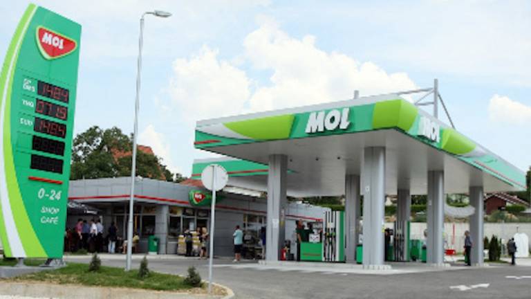 Pobral denar, zvezal uslužbenki in pobegnil