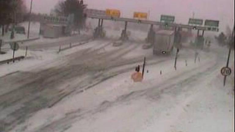 Burja in snežni nanosi ovirajo promet v Sloveniji