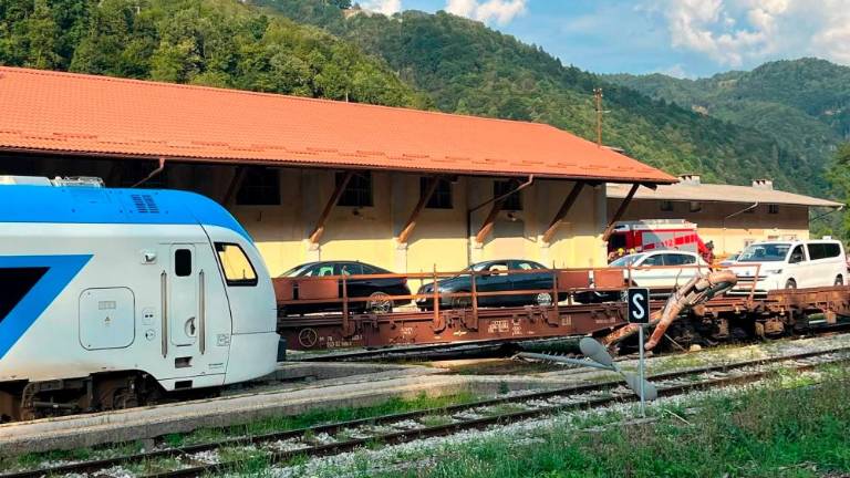 V Mostu na Soči po verjetnem namernem dejanju iztiril avtovlak