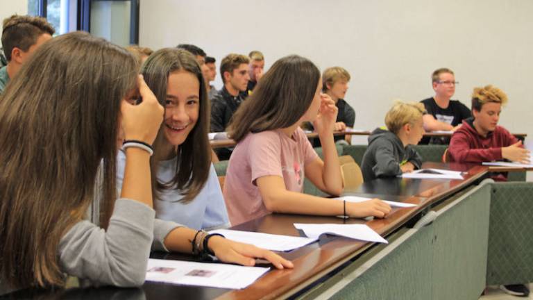 &Scaron;olski prag so danes prestopili dijaki Zoisa in Pre&scaron;erna