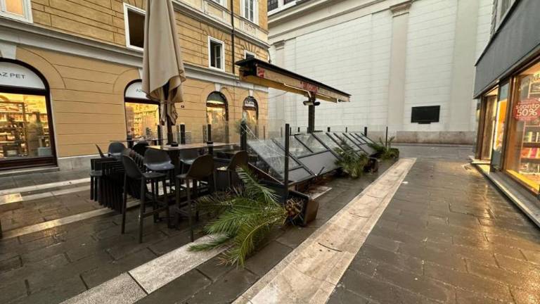 Neurje odtrgalo vrata knjigarne in poplavilo Narodni dom