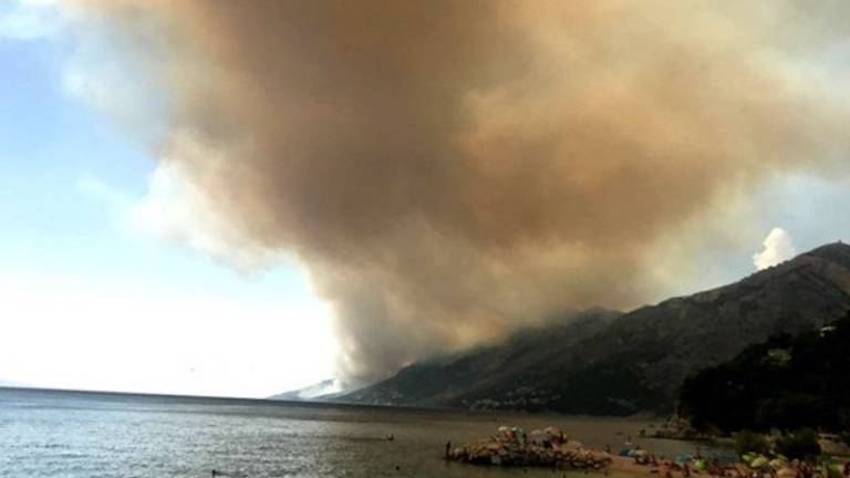 Jadranska magistrala zaprta zaradi požara