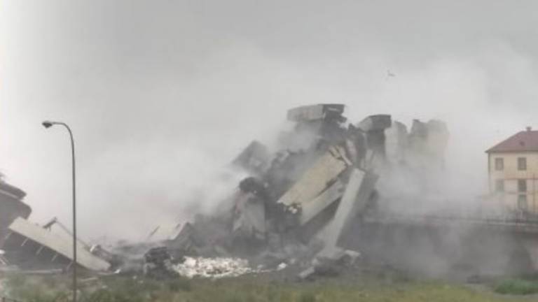 Zru&scaron;il se je del avtocestnega viadukta