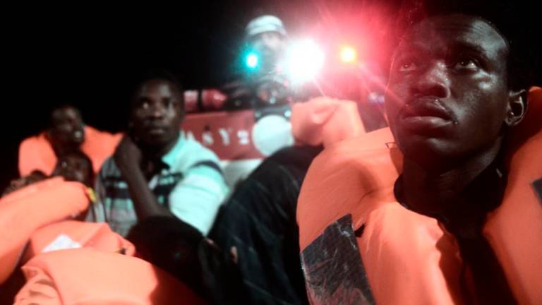 600 ljudi, tri strani&scaron;ča