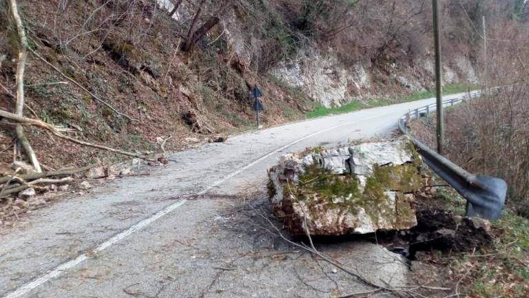Na cesto za Matajur se je odvalila skala