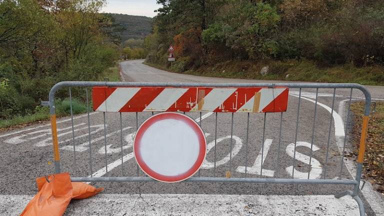 Cesta bo zaprta vsaj leto dni