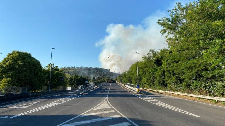 Zaradi požara ustavljen železniški promet